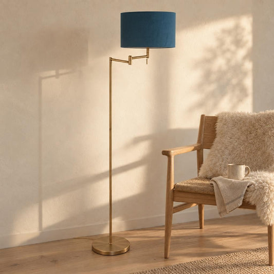Bronzová stojacia lampa Mexlite Bella s modrým tienidlom – fotografia v interiéri