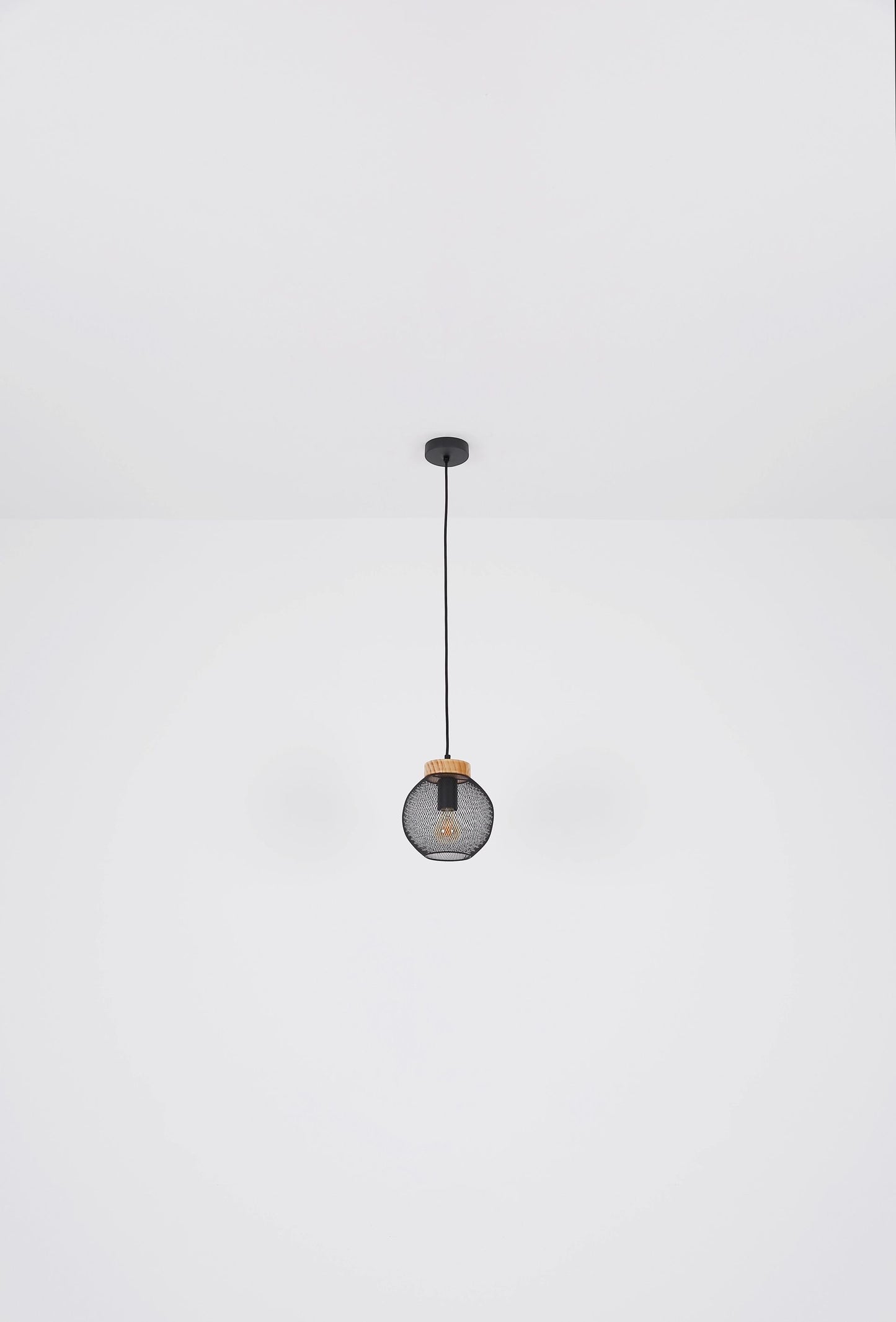 moderne-hanglamp-met-houten-schijf-en-metalen-kap-pablo-variant-image5
