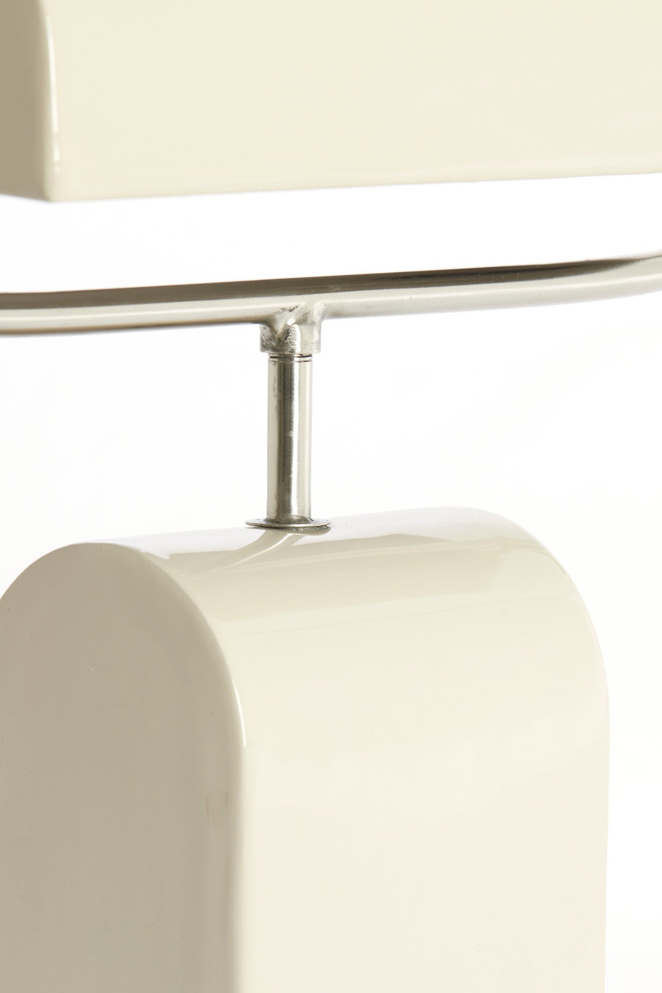 creme-tafellamp-met-satijn-nikkel-en-retro-twist-light-living-cardona-variant-image8