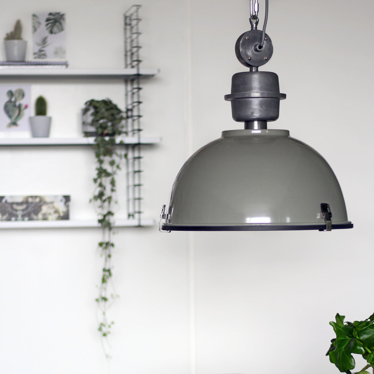 industriele-groene-hanglamp-metaal-glas-koepelvorm-steinhauer-bikkel-variant-image2