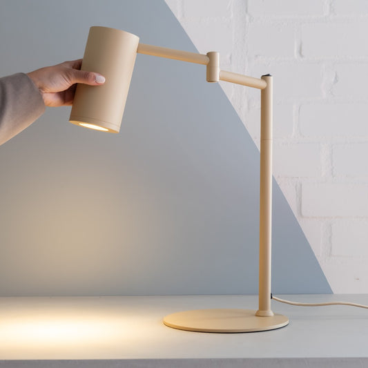 Lampa de birou metalică elegantă bej It's About RoMi Bilbao – fotografie de ambient