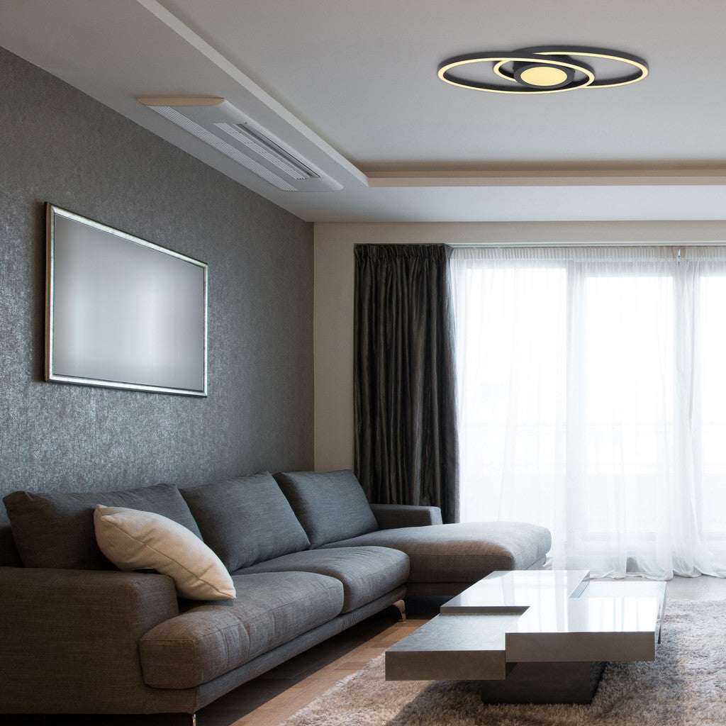 Elegantní černá kovová LED stropní lampa – fotografie v interiéru