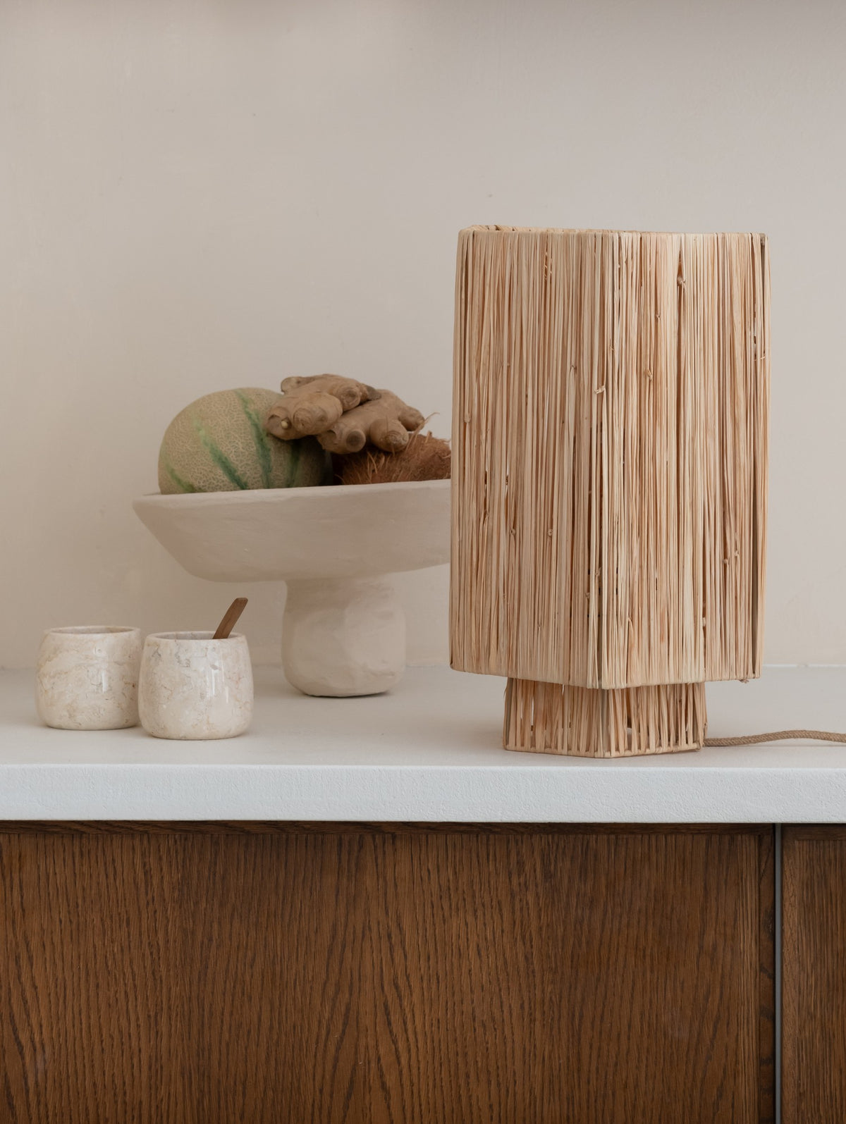 Grande lâmpada de mesa de rafia de cor natural GOOD&MOJO Panama – imagem 6