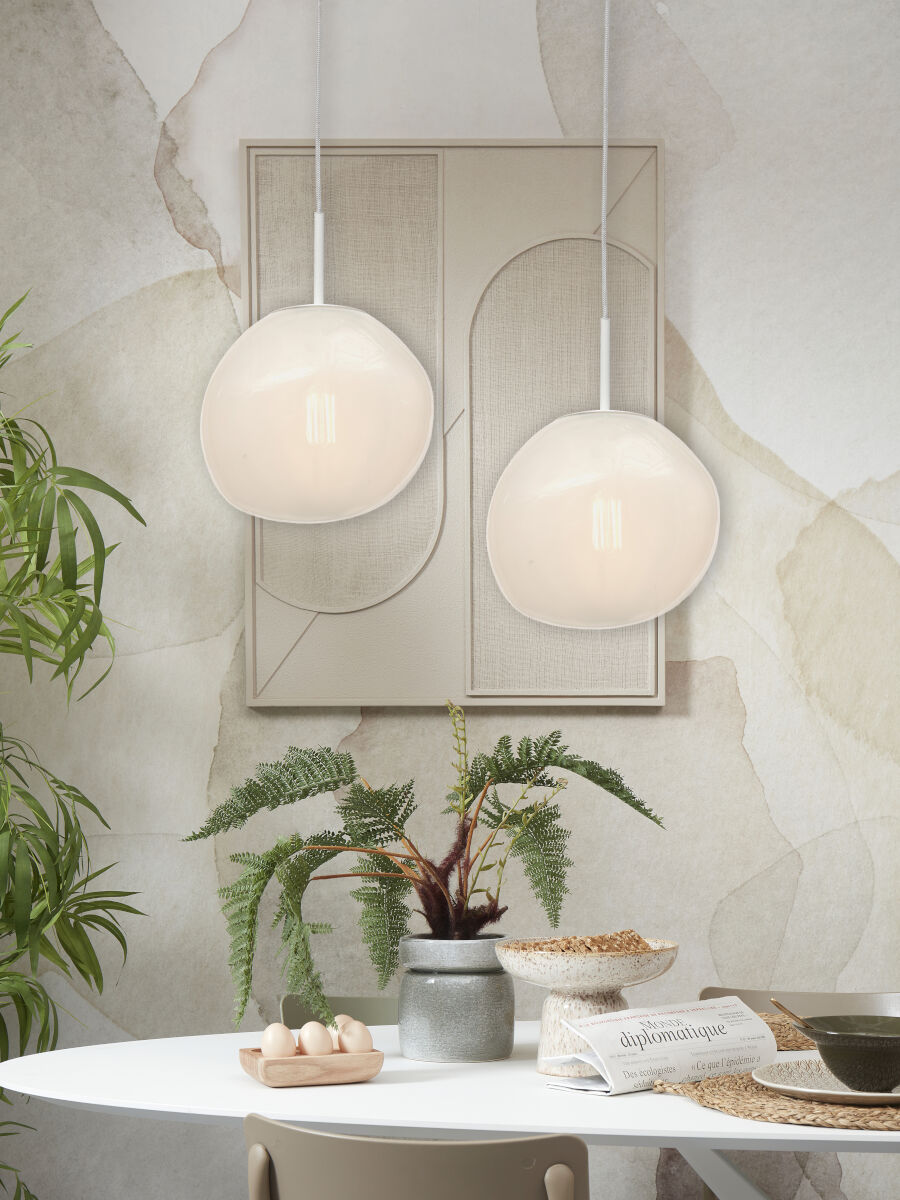 witte-glazen-hanglamp-metaal-modern-its-about-romi-helsinki-variant-image4