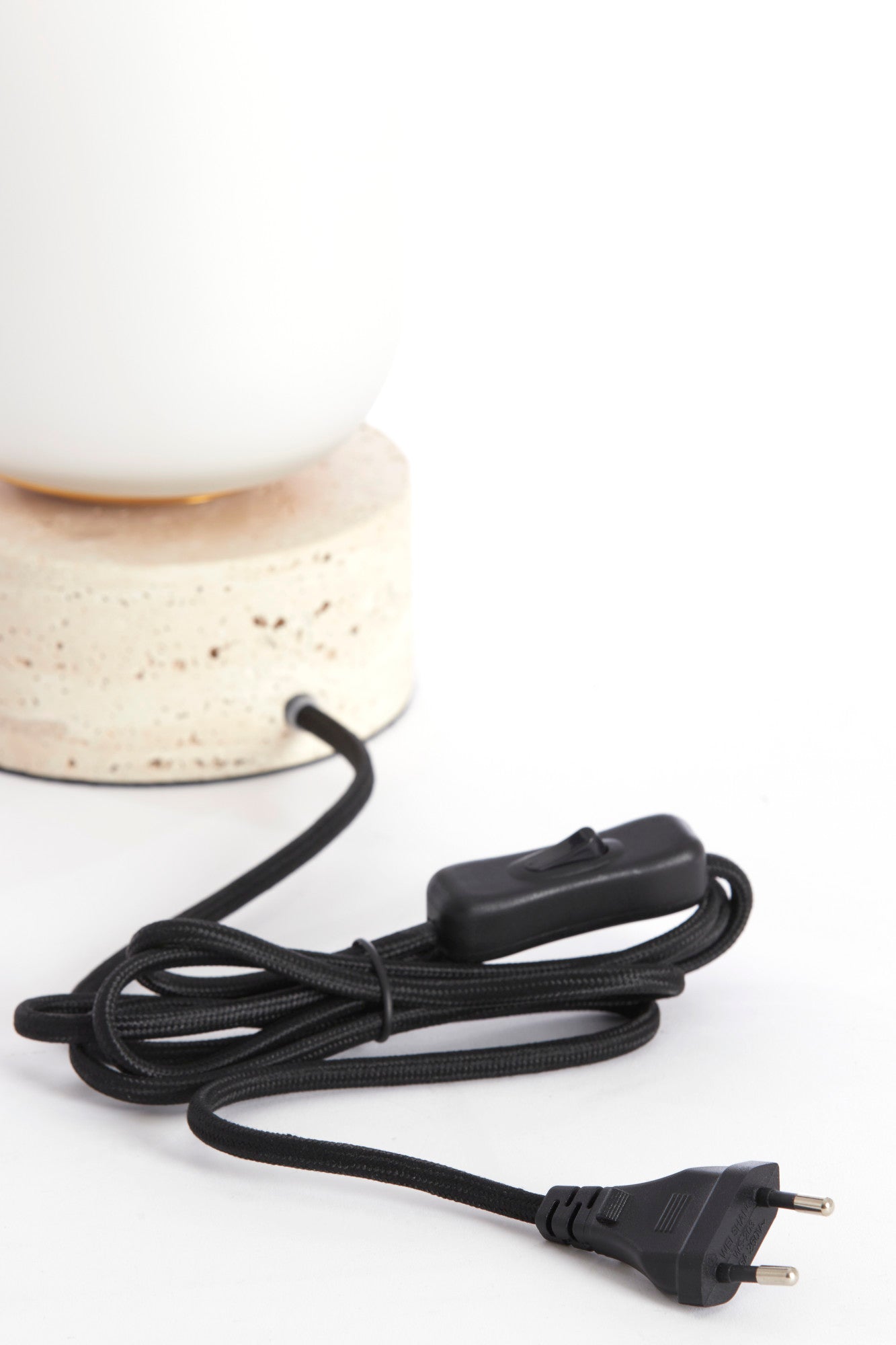 cilindervormige-witte-lampenkap-op-marmeren-voet-light-living-rylano-variant-image7