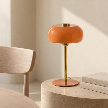 Oranžová kovová stolní lampa Light & Living Surin – fotografie v interiéru