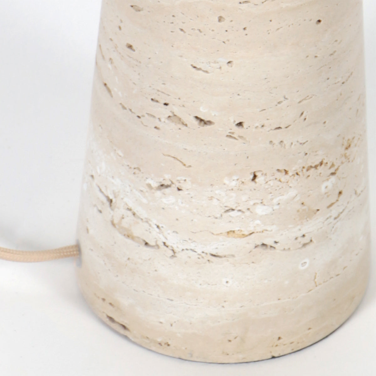 tafellamp-met-seagrass-kap-en-travertin-voet-anne-light-travino-variant-image12