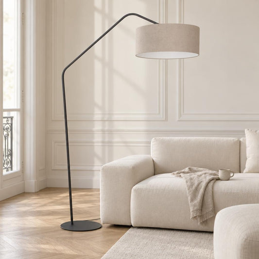 Båglampa ZigZag med grå tygskärm – Anne Lighting – miljöbild