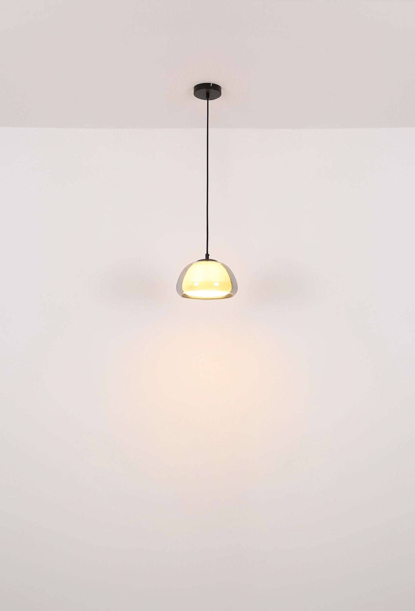 elegante-zwarte-hanglamp-met-rookopalen-glas-jella-variant-image4