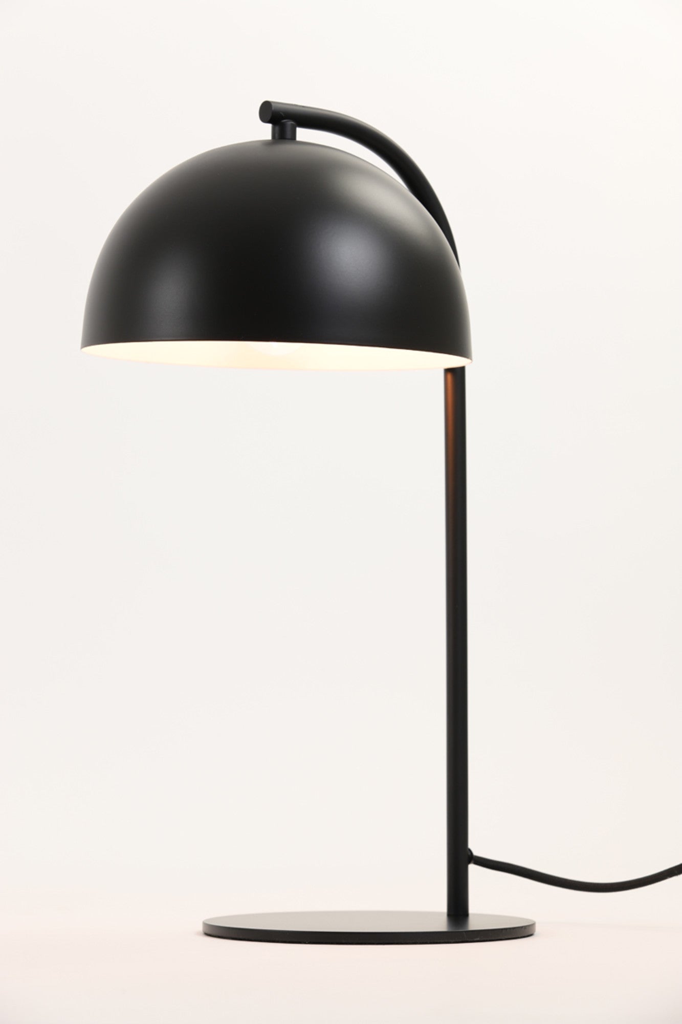 moderne-zwarte-tafellamp-bolle-lampenkap-light-living-mette-variant-image7