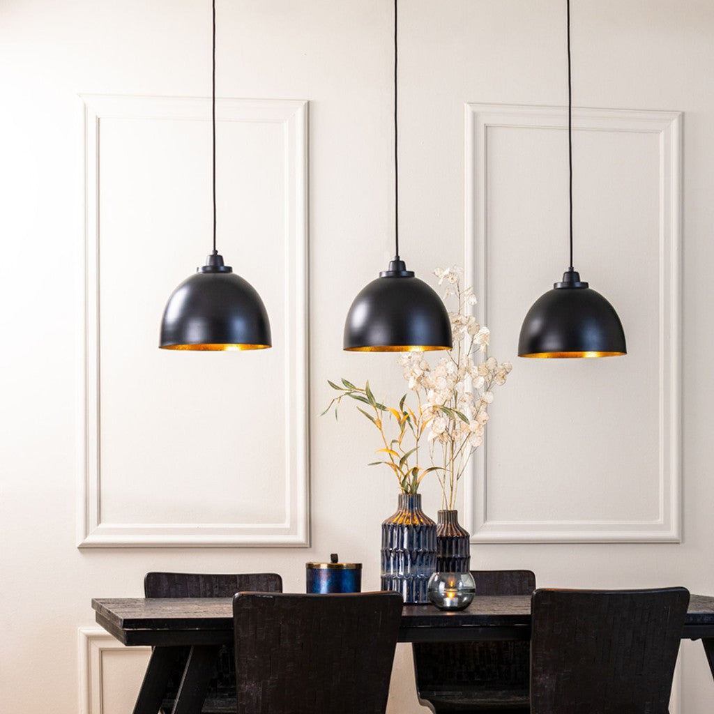 moderne-zwart-met-gouden-hanglamp-trio-light-living-kylie-ai-sfeer_image