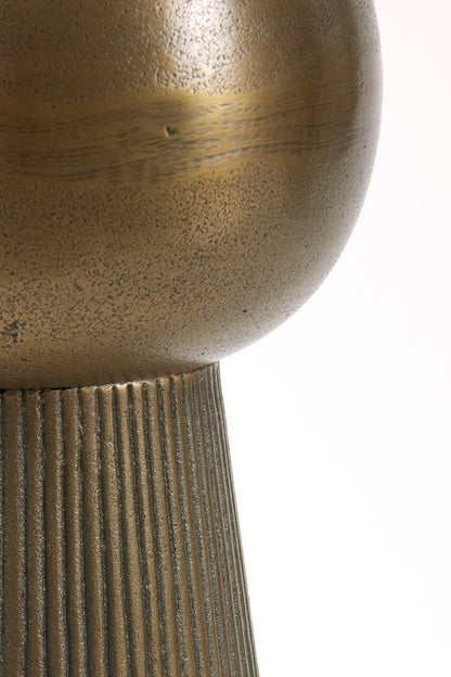 klassieke-gouden-tafellamp-met-relief-light-living-shaka-variant-image6