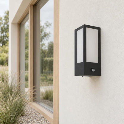 Luminária de exterior preta Obolg Gundula com sensor – fotografia de ambiente