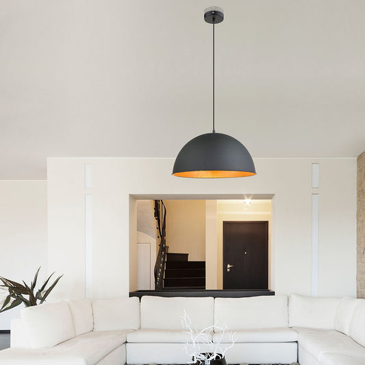 koepelvormige-zwarte-hanglamp-goudgevoerd-globo-lenn-main-image