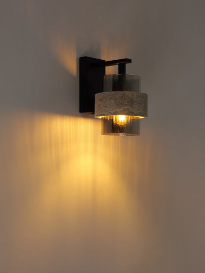 Zwarte metalen wandlamp met stenen kap en rookglazen cilinder – afbeelding 3
