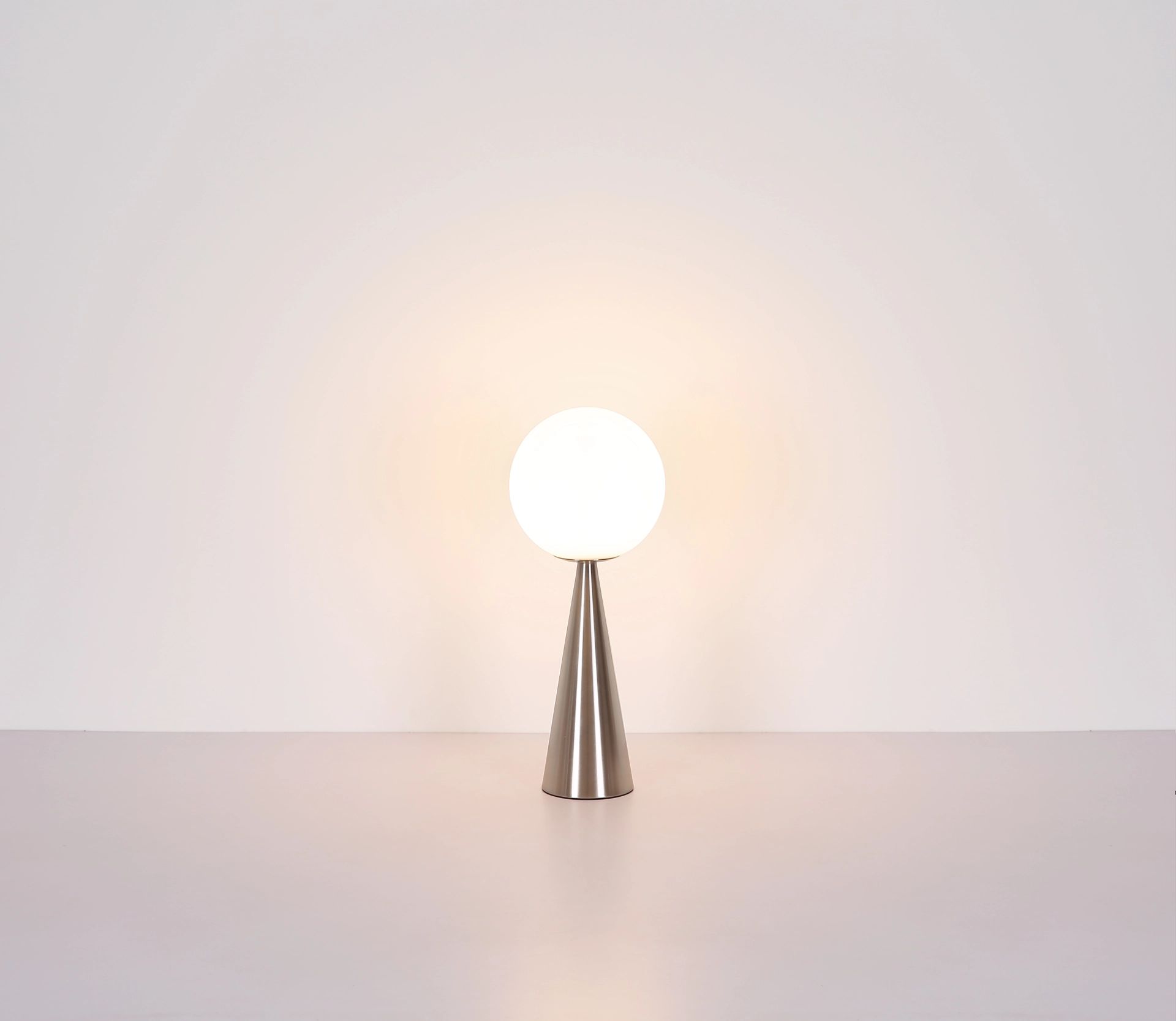 elegante-conische-tafellamp-in-mat-nikkel-pinpal-variant-image4