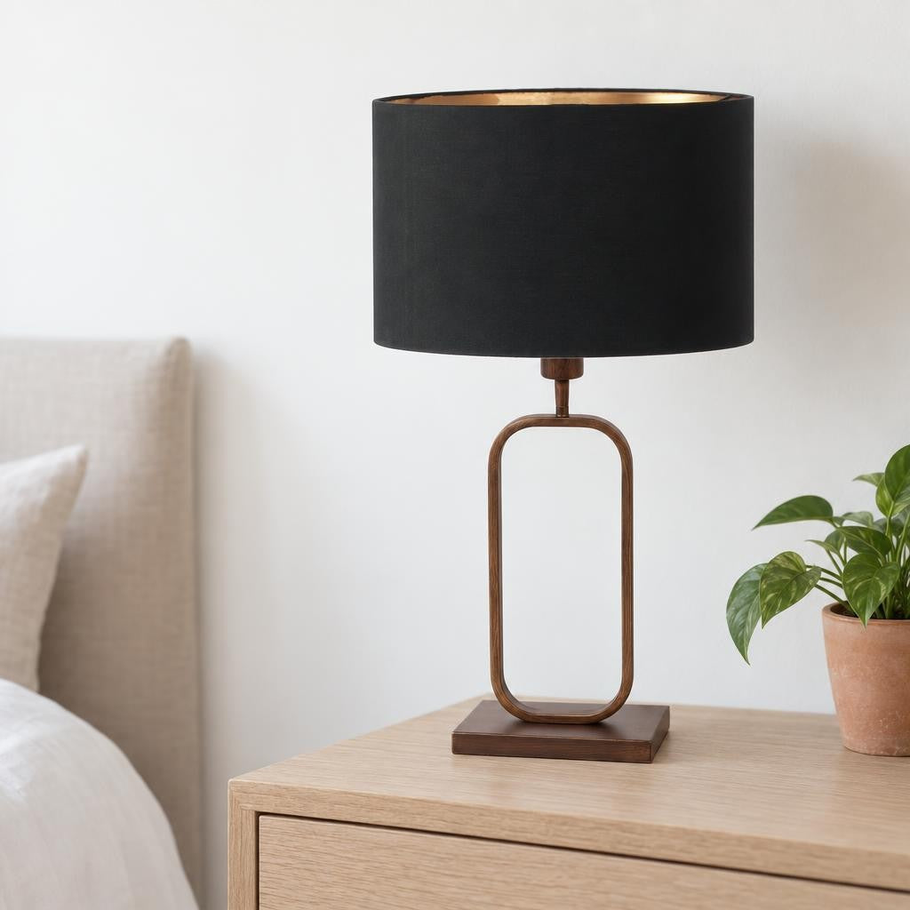 bronzen-tafellamp-met-zwart-linnen-en-gouden-binnenzijde-steinhauer-stang-ai-sfeer_image