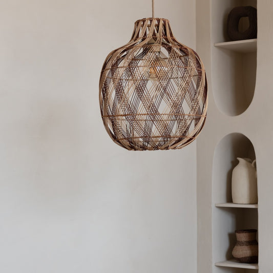Store naturfarvede og brune bambus pendellampe GOOD&MOJO Mendoza – stemningsbillede