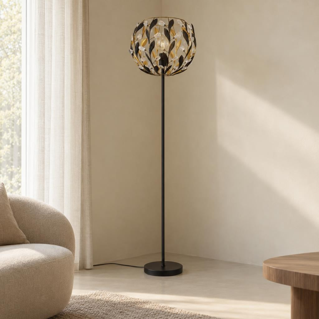 Podna lampa Mika – crno-zlatni klasični detalji – ambijentalna fotografija