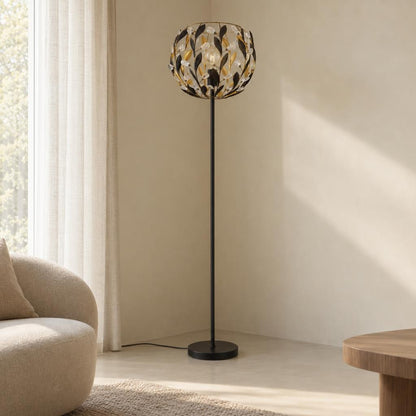 Podna lampa Mika – crno-zlatni klasični detalji – ambijentalna fotografija