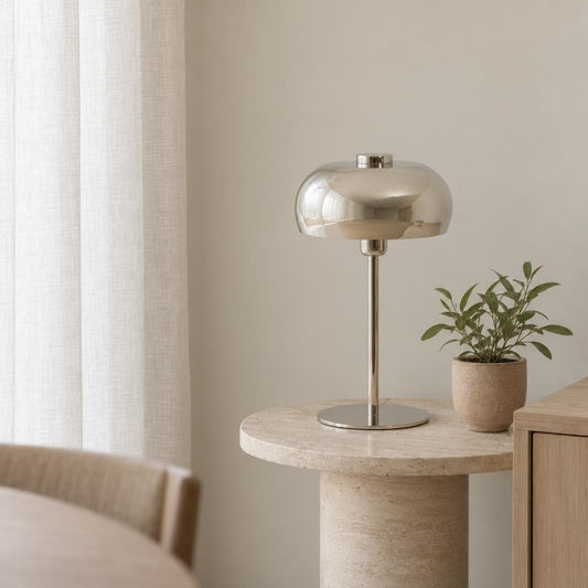 Blizgi sidabrinė metalinė stalinė lempa Light & Living Surin – interjero nuotrauka