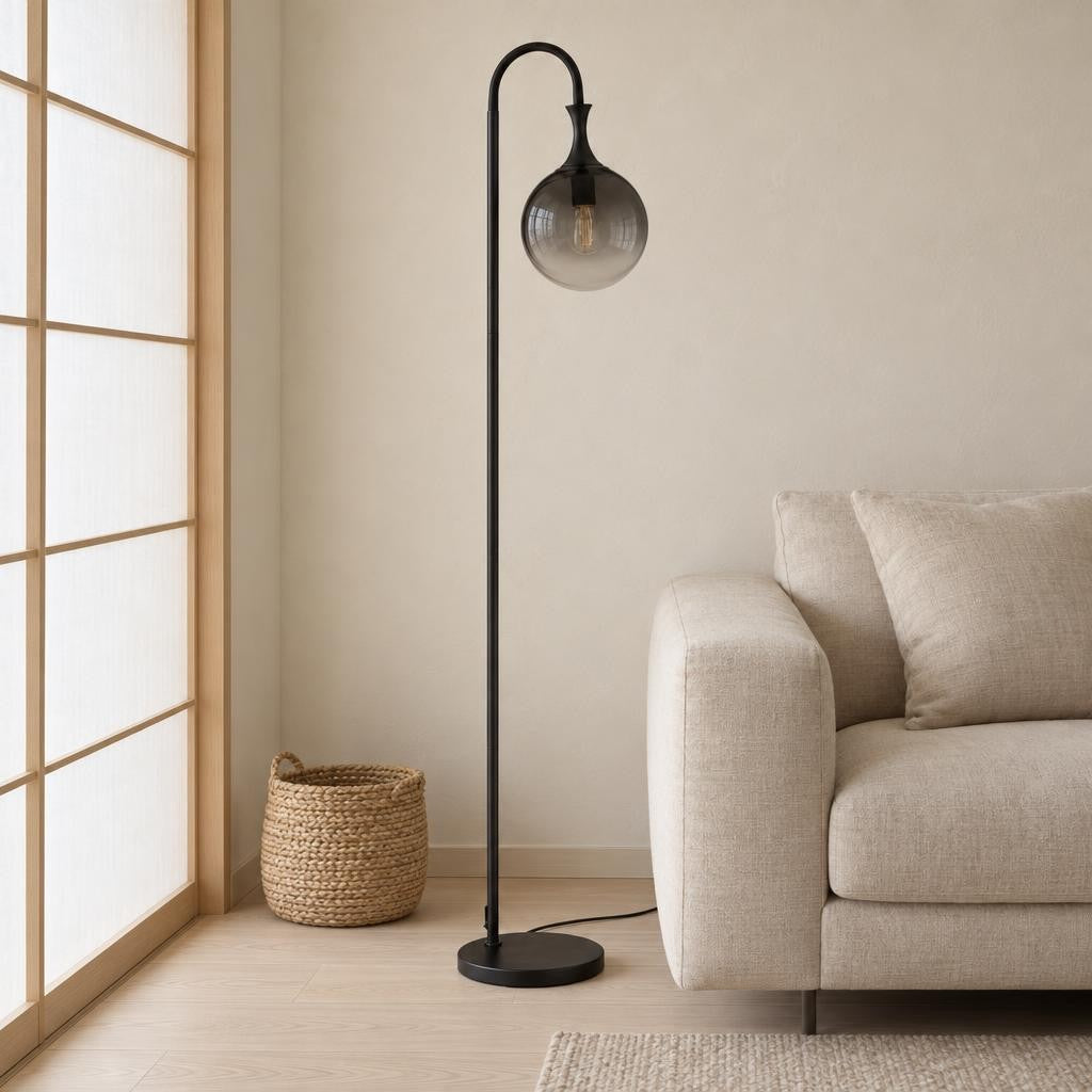 DALTON modern golvlampa med rökfärgad glaskula – miljöbild