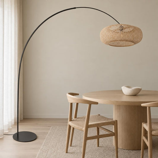 Czarna lampa łukowa z naturalnym kloszem Anne Lighting Curve – zdjęcie aranżacyjne