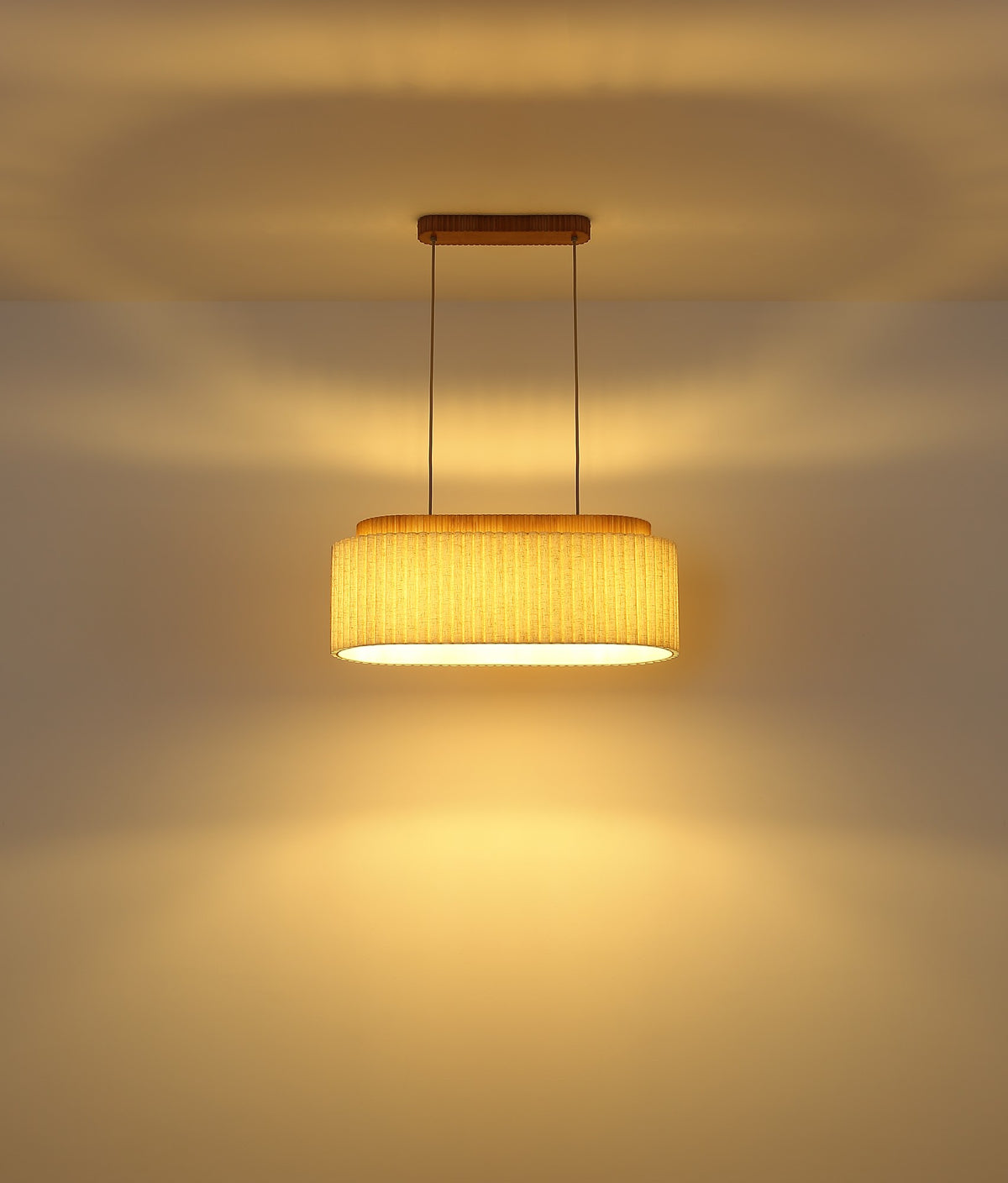 Lampada a sospensione a tre luci in lino marrone d'atmosfera – immagine 4
