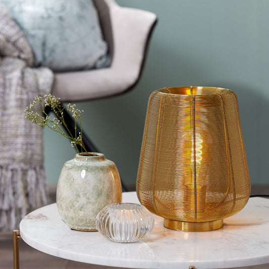 rustieke-gouden-fijnmazige-tafellamp-light-living-adeta-ai-sfeer_image