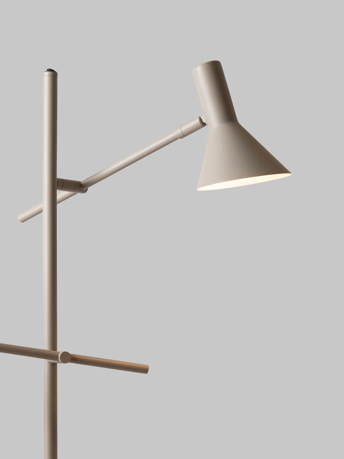 Lampada da terra a 3 luci in metallo color sabbia raffinato It's About RoMi Izmir – immagine 8