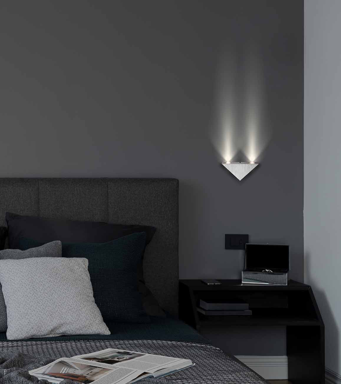 driehoekige-mat-stalen-wandlamp-globo-gordon-variant-image1