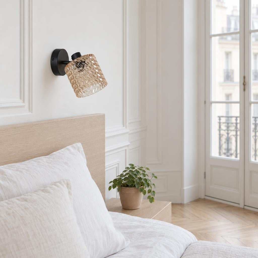 Crna zidna lampa s jantarnim staklom Mexlite Ocre – ambijentalna fotografija