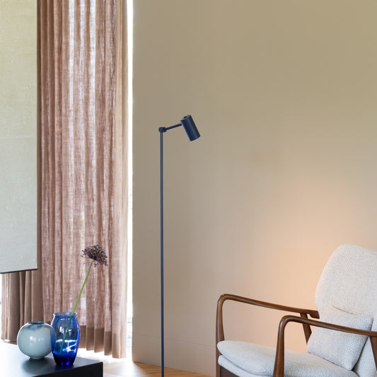 Blauwe metalen vloerlamp met verstelbare arm It's About RoMi Montreux – sfeerbeeld