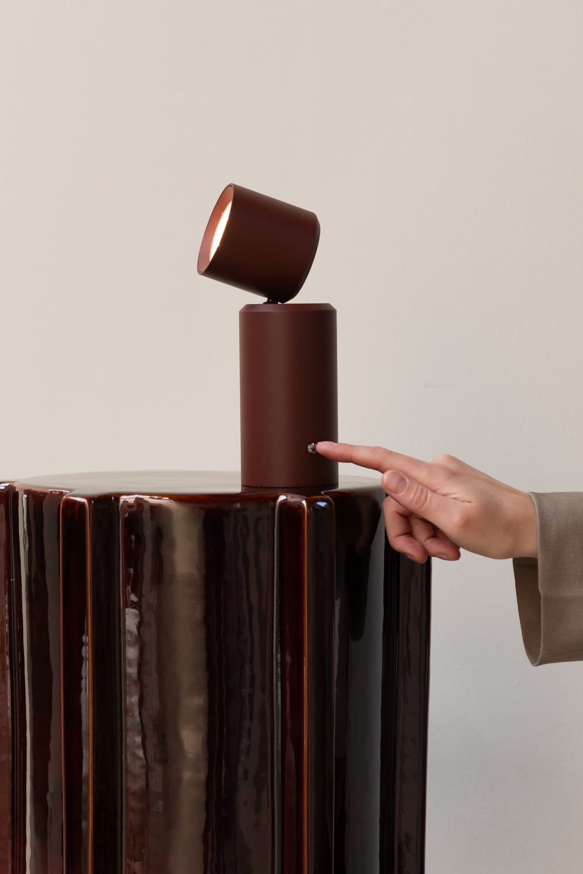 Bordeauxrode aluminium tafellamp met richtbare kop It's About RoMi Milan – afbeelding 5