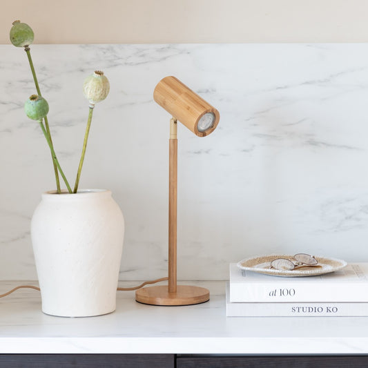 Veľká prírodná bambusová stolná lampa GOOD&MOJO Java – fotografia v interiéri
