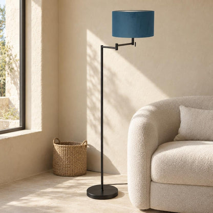 Mexlite Bella gulvlampe i sort med blå lampeskærm – stemningsbillede