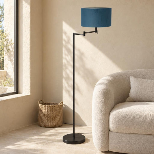 Svart golvlampa med blå lampskärm Mexlite Bella – miljöbild