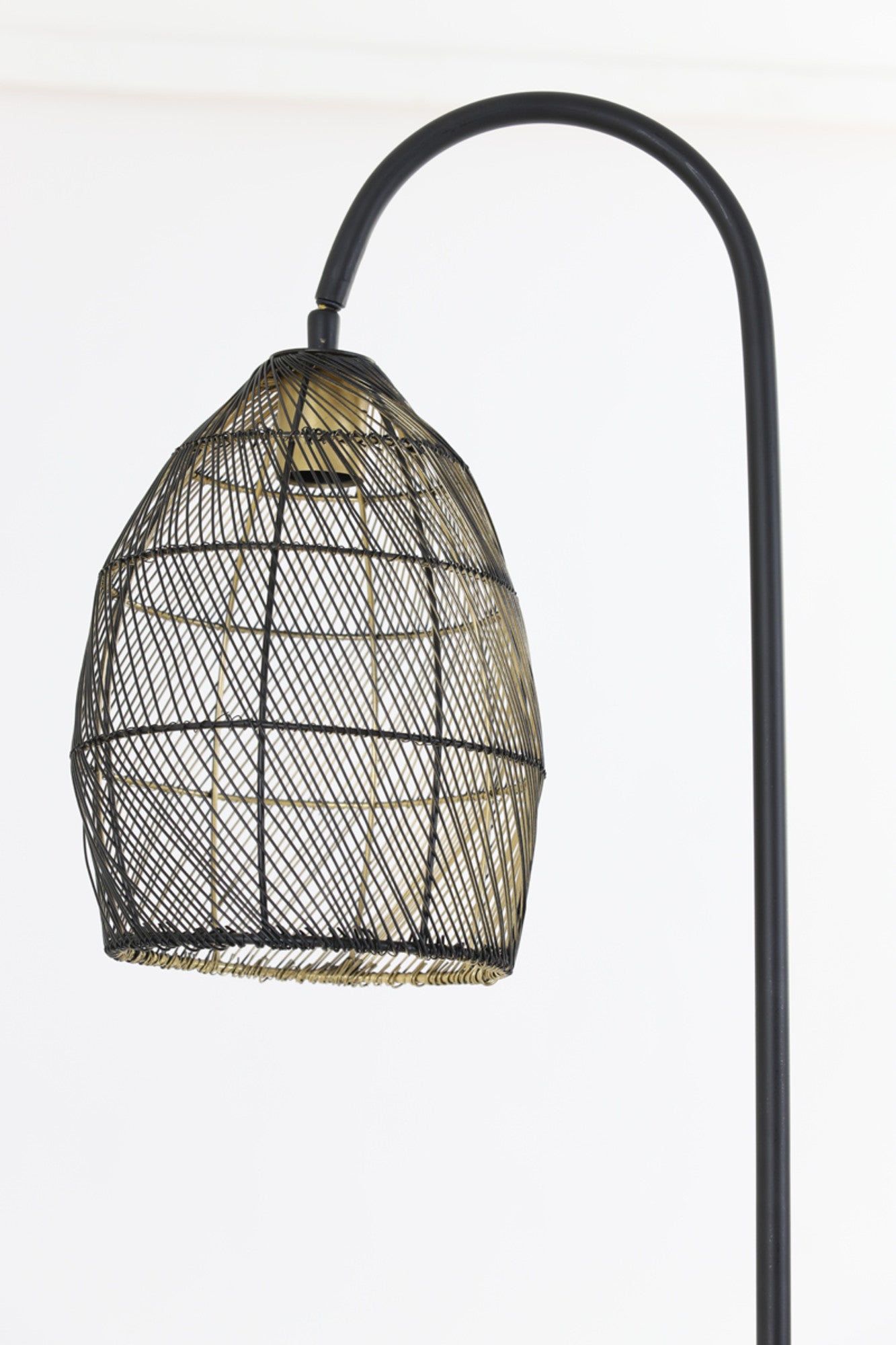 zwart-metalen-staande-lamp-met-draadkap-light-living-meya-variant-image8