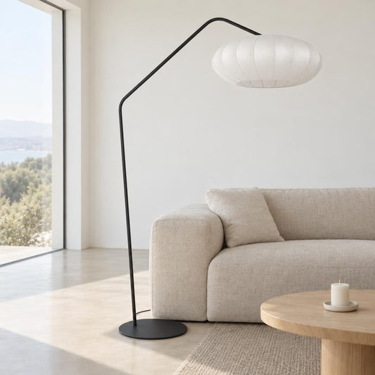 Sort buelampe med hvid linnedskærm – Anne Lighting ZigZag – stemningsbillede