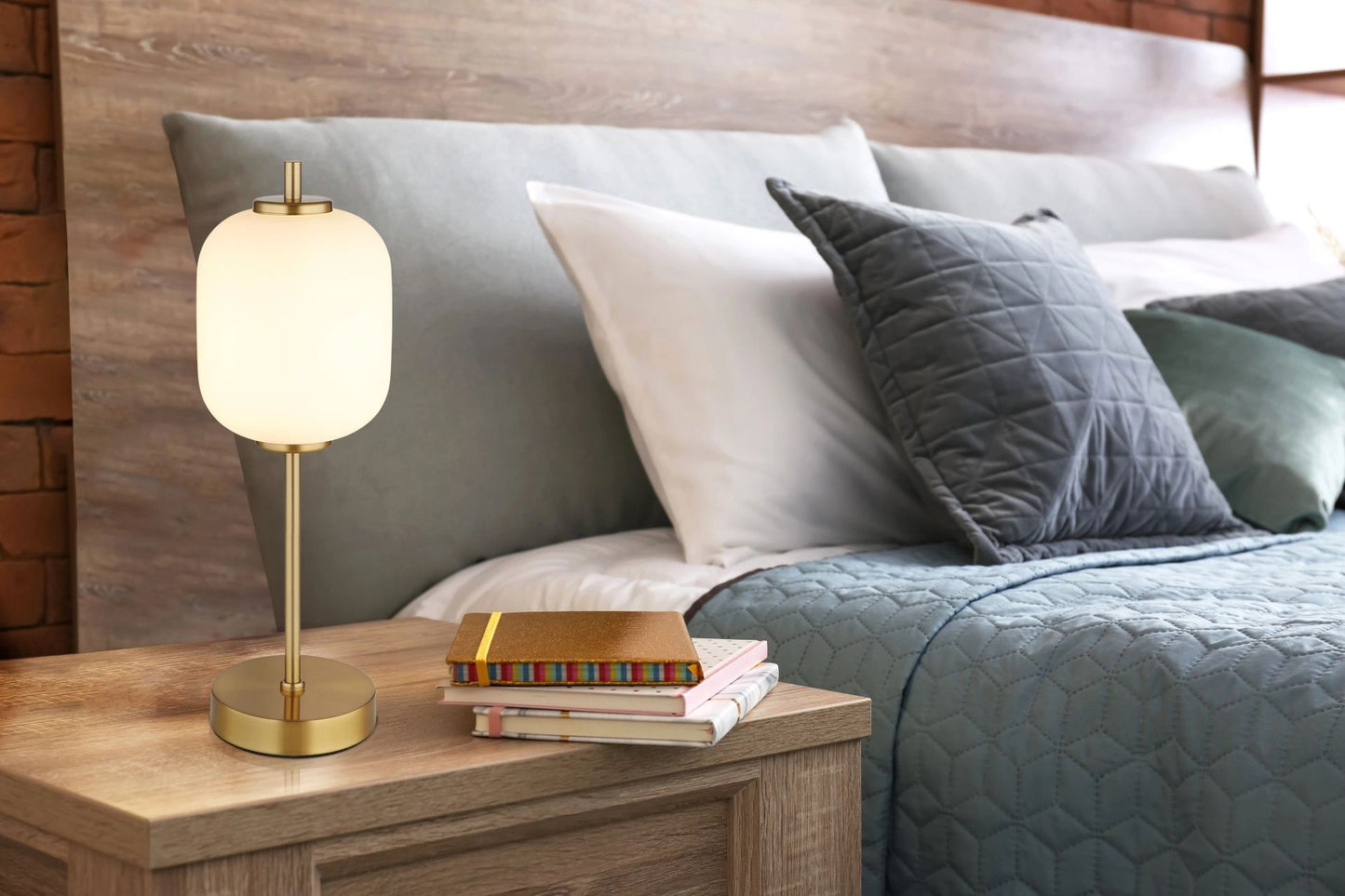 rond-messing-tafellamp-met-opaalwitte-kap-ewald-variant-image4