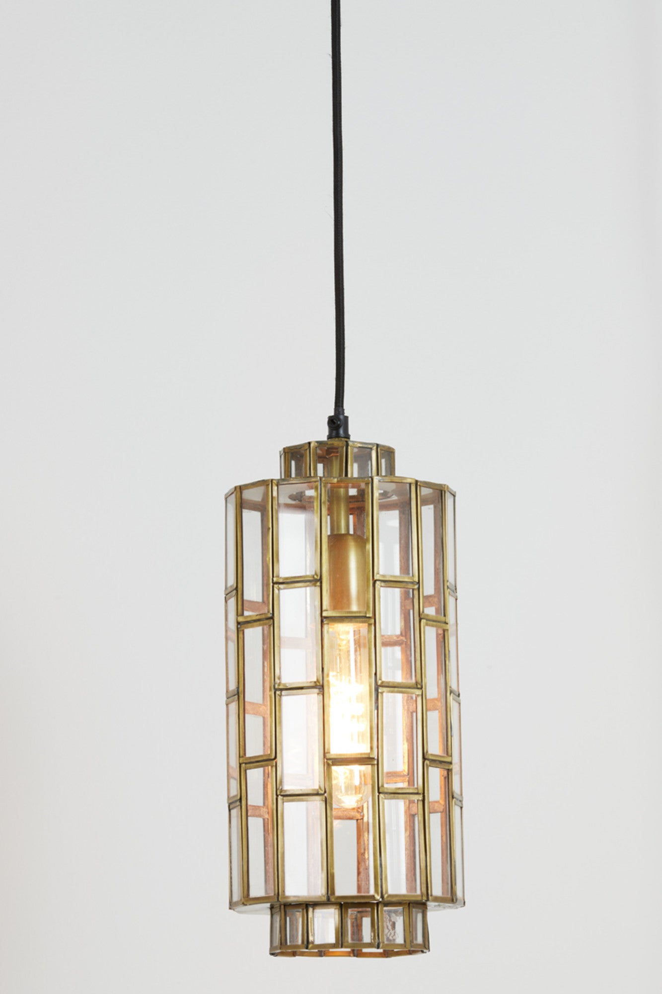 gouden-hanglamp-met-geometrisch-lantaarnontwerp-light-living-sostrene-variant-image2