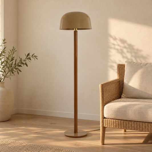 Retro stojací lampa Marivet v pískově hnědé barvě – fotografie v interiéru