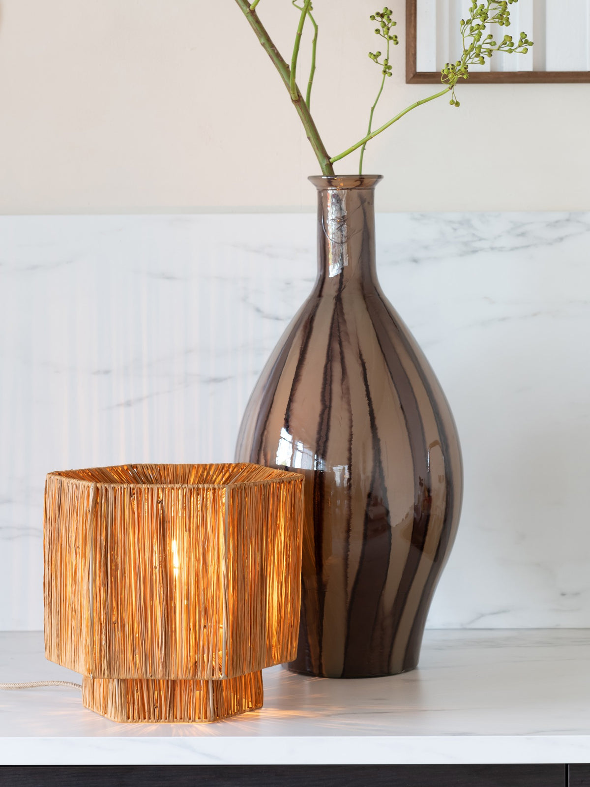Piccola lampada da tavolo in raffia marrone GOOD&MOJO Panama – immagine 3