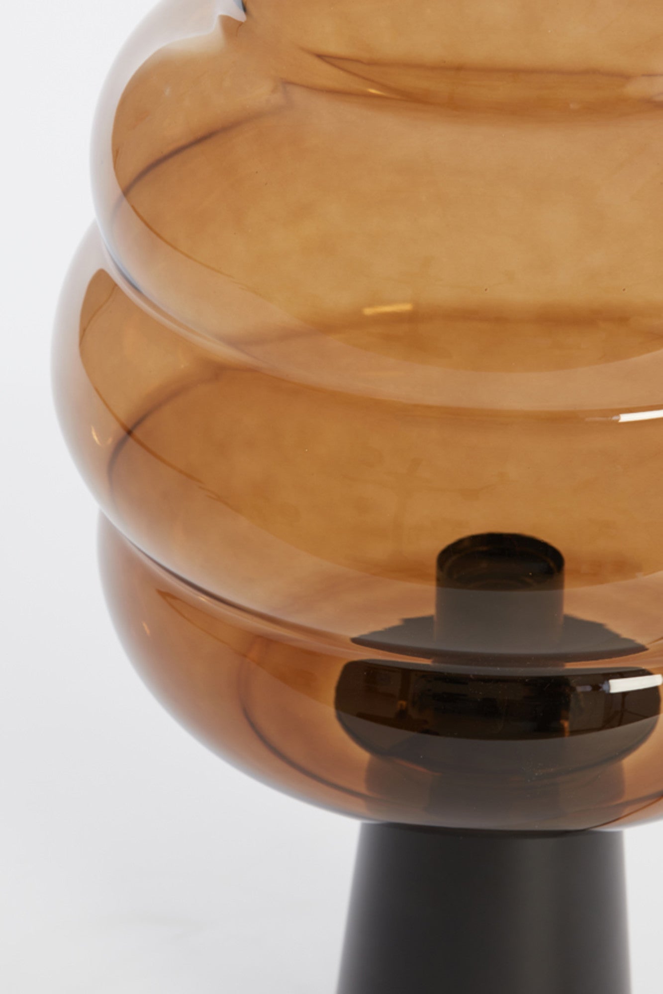 retro-zwarte-tafellamp-bruin-rookglas-light-living-misty-variant-image8