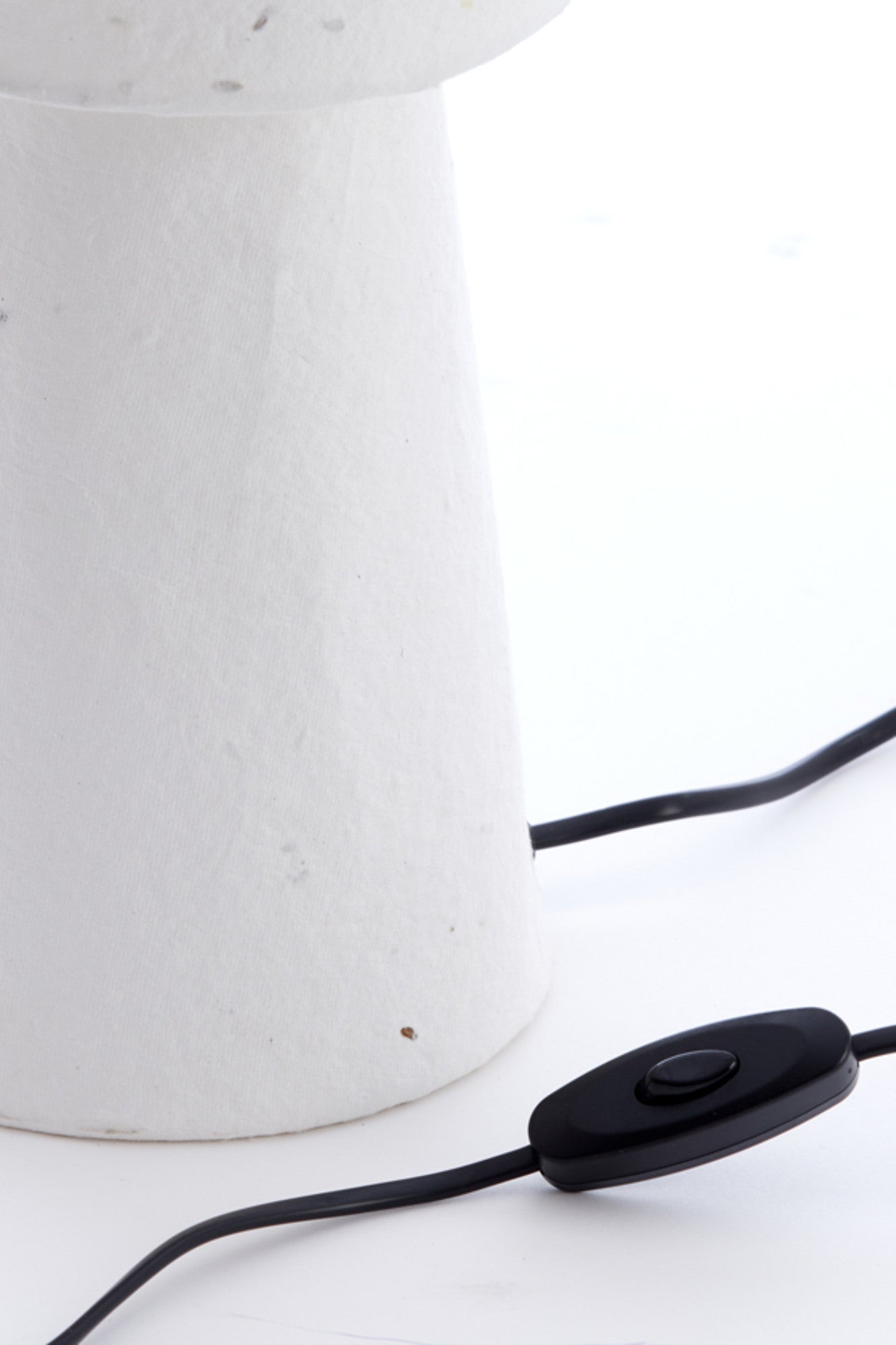 moderne-witte-tafellamp-ronde-lampenkap-light-living-raeni-variant-image6
