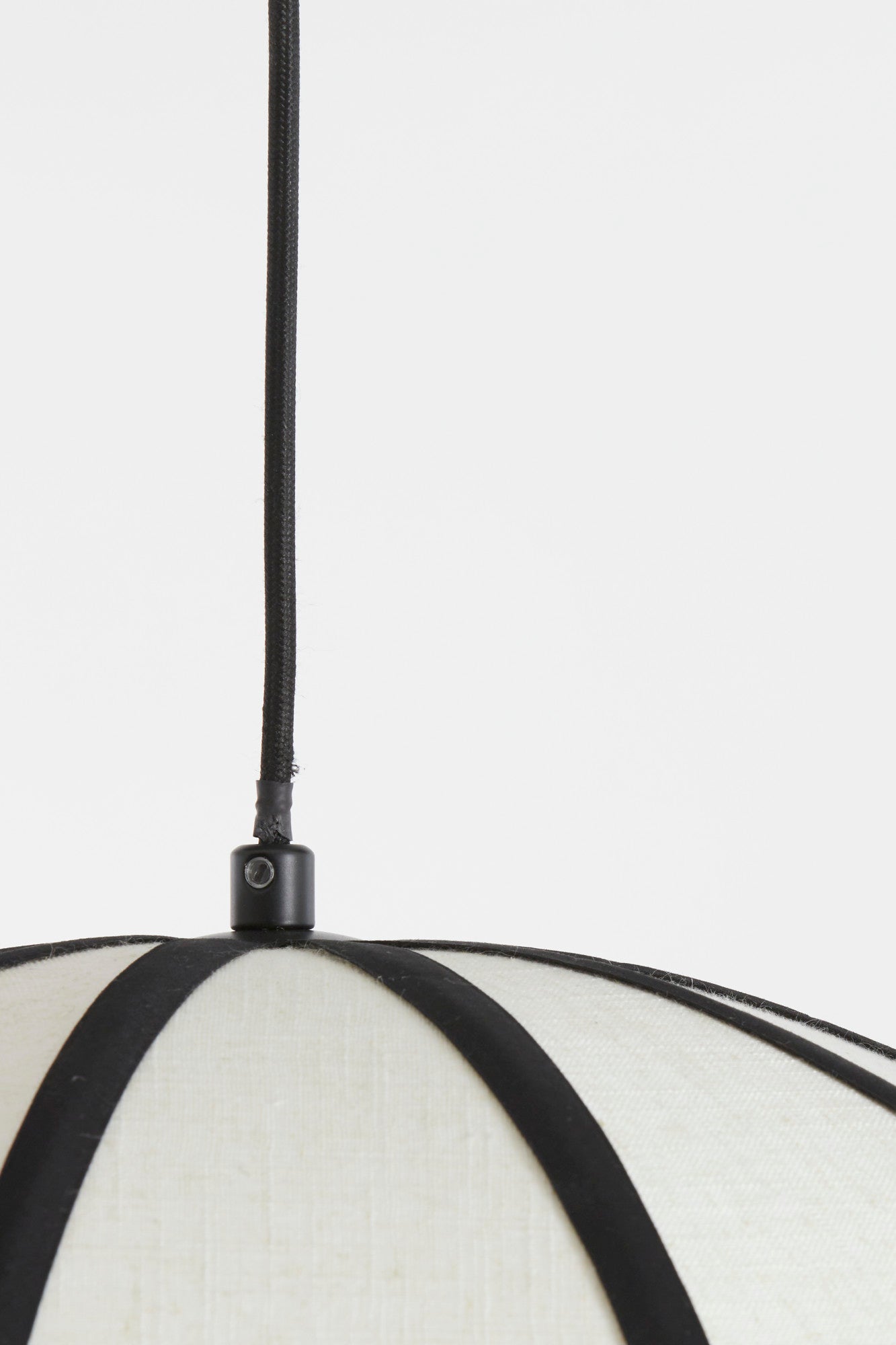 zwart-witte-hanglamp-met-franje-afwerking-light-living-sulina-variant-image2