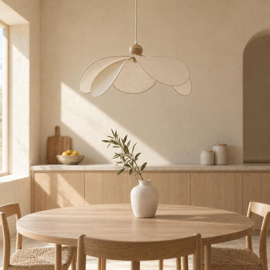 Textilní závěsné svítidlo s dřevěnými detaily Light & Living Lavriria – fotografie v interiéru