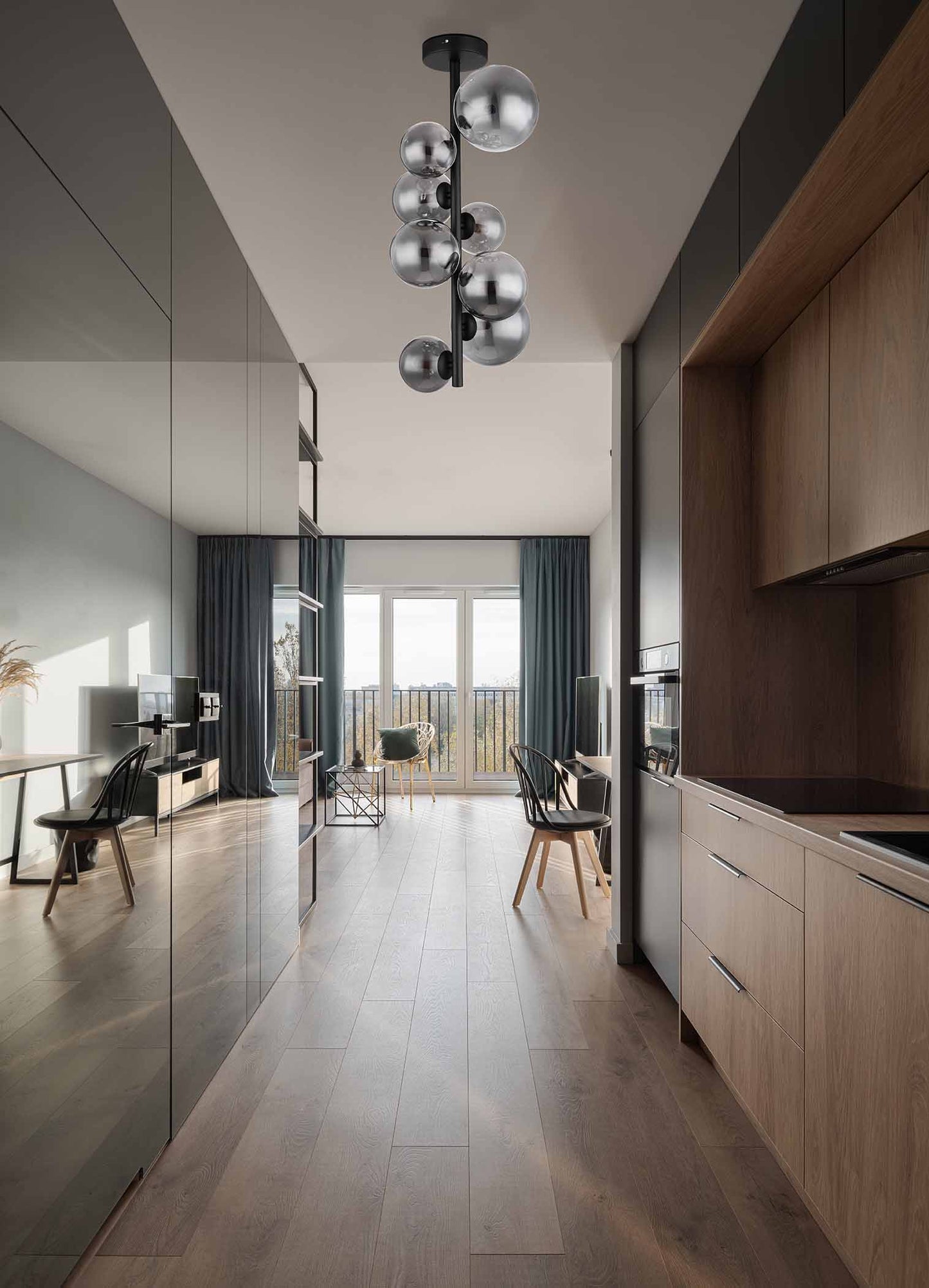 zwarte-plafondlamp-8-rookglasbol-verticaal-globo-riha-variant-image2